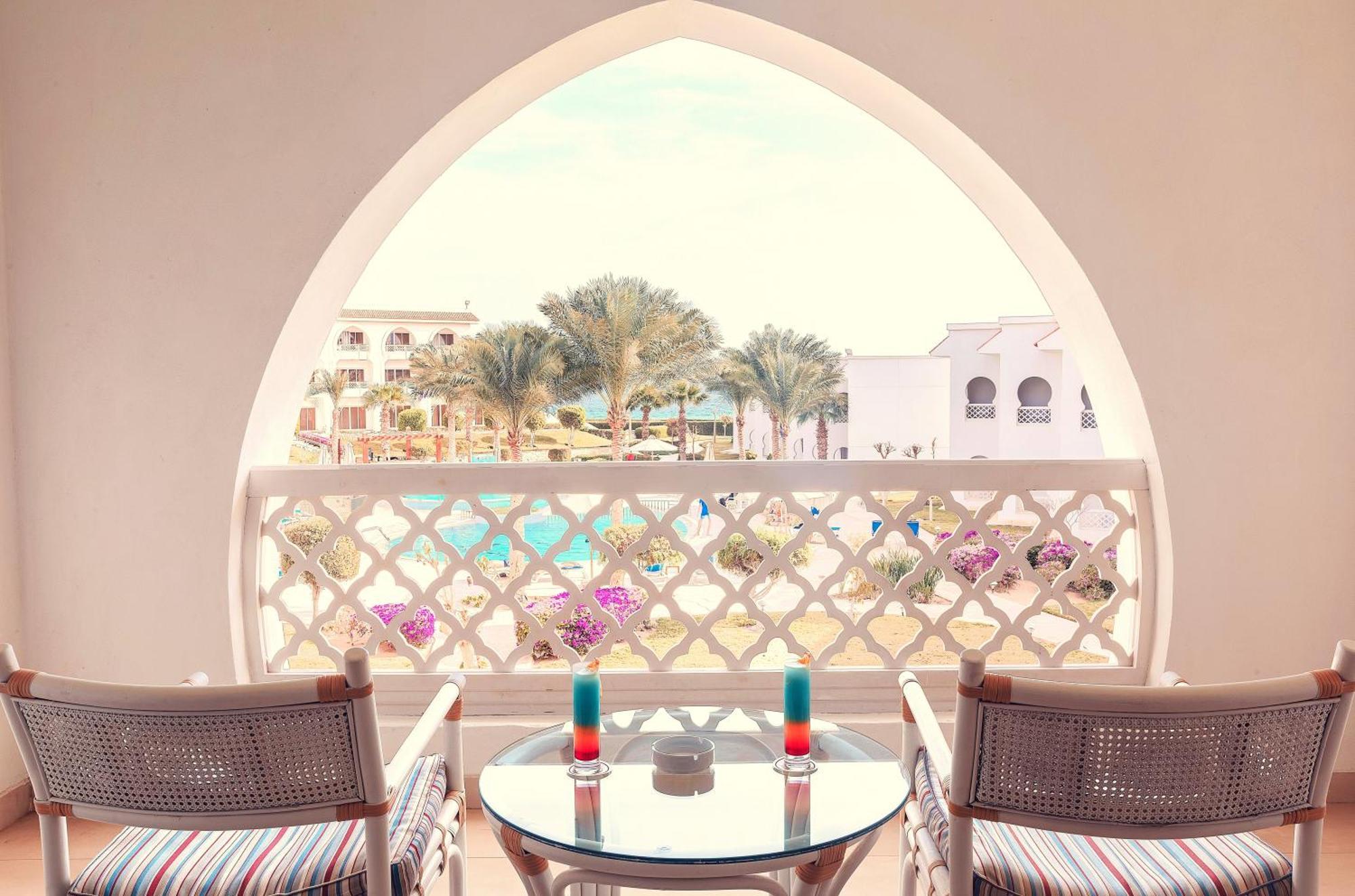 منتجع القصر القديم سهل حشيش الغردقة المظهر الخارجي الصورة Balcony of a suite