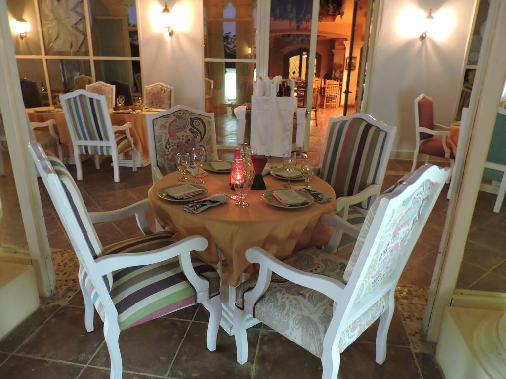 منتجع القصر القديم سهل حشيش الغردقة المظهر الخارجي الصورة A restaurant in the resort